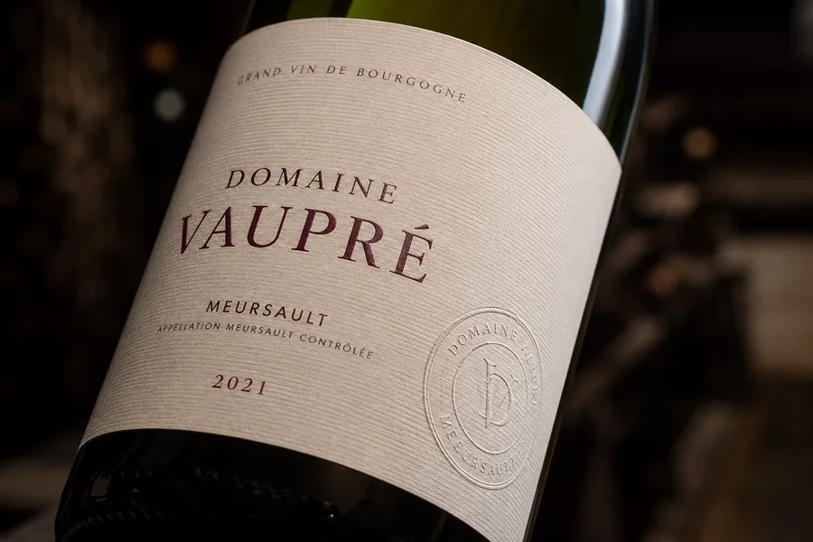 Étiquette vin en papier vergé sur une bouteille